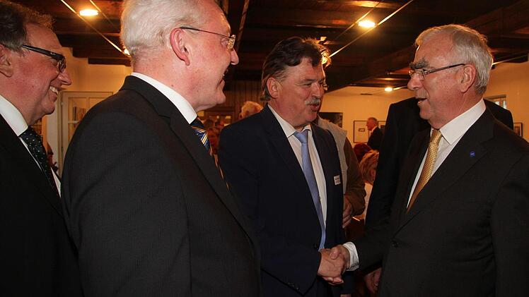 Der frühere Bundesfinanzminister Theo Waigel (rechts) wurde gestern Abend von Landrat Klaus Peter Söllner, Bürgermeister Harald Hübner und seinem Vorgänger, stellvertretendem Landrat Dieter Schaar, in Neudrossenfeld begrüßt. Foto: Sonny Adam