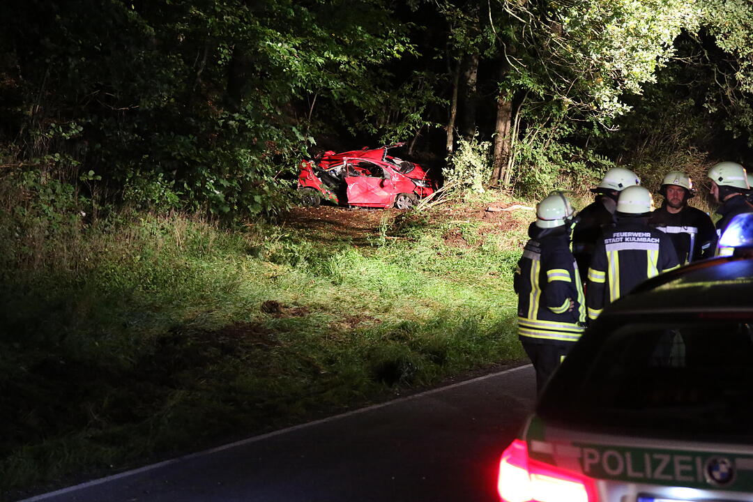 Auto überschlägt sich ab B289 bei Kauerndorf