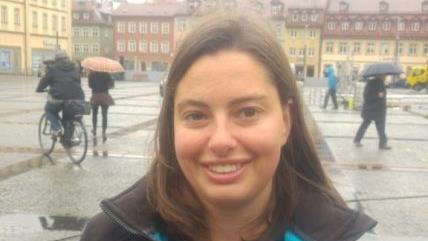 Elisabeth (24), Studentin: "Gefährlich, teilweise nervig, weil man einfach umgerannt wird. Auch ich schaue manchmal auf das Handy, aber nicht zu oft, weil ich es eben bei anderen auch nicht in Ordnung finde."Foto: Klasse 9aR