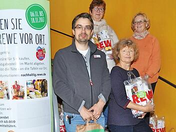 Marktleiter Martin Kolbe übergab die fertig gepackten Spendentüten an die Vorstandsmitglieder der Tafel Burgkunstadt. 270 Kunden hatten für je fünf Euro eine Tüte gekauft. Foto: Ingrid Kohles