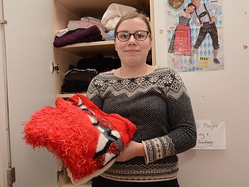 Lisa-Marie hat die Auswahl: In ihrem Schrank gibt es jetzt genug Pullover und andere schöne Kleidungsstücke, die sie gerne anzieht.Dagmar Besand