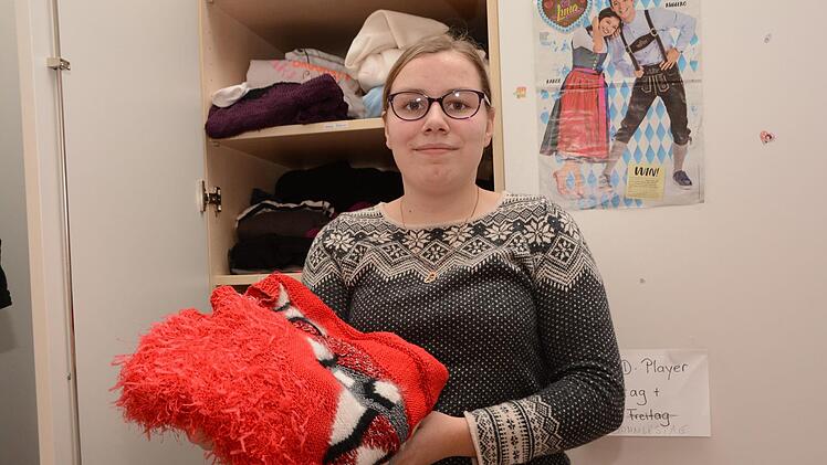Lisa-Marie hat die Auswahl: In ihrem Schrank gibt es jetzt genug Pullover und andere schöne Kleidungsstücke, die sie gerne anzieht.Dagmar Besand
