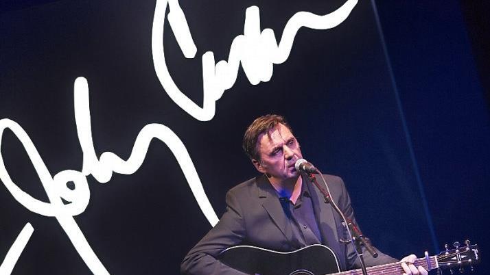 Volker Ringe schlüpft in die Figur von Johnny Cash. Foto: p