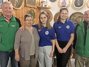 Erster Schützenmeister Rudi Krämer, Vorsitzende Sonja Schneider, Marie Richter, Emely Hartl und Zweiter Schützenmeister Karl-Heinz Korn (von links) nach der Siegerehrung Foto: Klaus-Peter Wulf