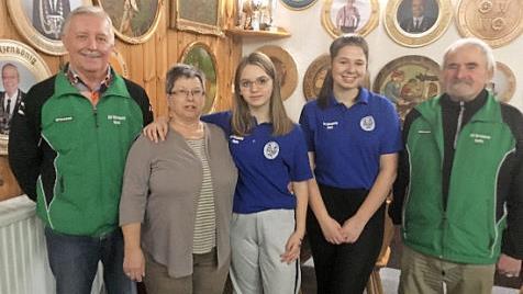Erster Schützenmeister Rudi Krämer, Vorsitzende Sonja Schneider, Marie Richter, Emely Hartl und Zweiter Schützenmeister Karl-Heinz Korn (von links) nach der Siegerehrung Foto: Klaus-Peter Wulf