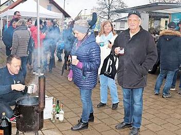 Hans Kuhn (l.) kümmerte sich um den Glühwein. Foto: privat