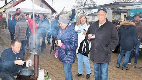 Hans Kuhn (l.) kümmerte sich um den Glühwein. Foto: privat