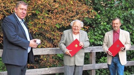 MdB Andreas Schwarz (l.) zeichnet Rudolf Peterh&auml;nsel f&uuml;r 65 Jahre Mitgliedschaft in der SPD aus und &uuml;berreicht ihm die Willy-Brandt-Medaille. Rechts im Bild Reiner Schmitt, Ortsvereinsvorsitzender der SPD Strullendorf-Zeegenbachtal. Foto: Andrea Sp&ouml;rlein