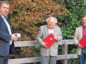 MdB Andreas Schwarz (l.) zeichnet Rudolf Peterhänsel für 65 Jahre Mitgliedschaft in der SPD aus und überreicht ihm die Willy-Brandt-Medaille. Rechts im Bild Reiner Schmitt, Ortsvereinsvorsitzender der SPD Strullendorf-Zeegenbachtal. Foto: Andrea Spörlein