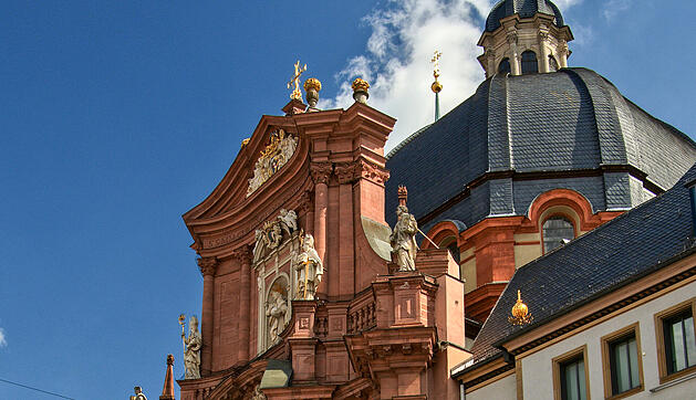 Die Stiftskirche in der Würzburger Altstadt