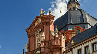 Die Stiftskirche in der Würzburger Altstadt