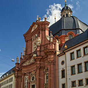 Die Stiftskirche in der Würzburger Altstadt