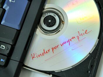 Schwere Vorwürfe gegen Mann aus dem Kreis Erlangen-Höchstadt: Ließ er Philippinerin (15) jahrelang missbrauchen und filmen? Schwere Vorwürfe gegen Mann aus dem Kreis Erlangen-Höchstadt: Ließ er Philippinerin (15) jahrelang missbrauchen und filmen?