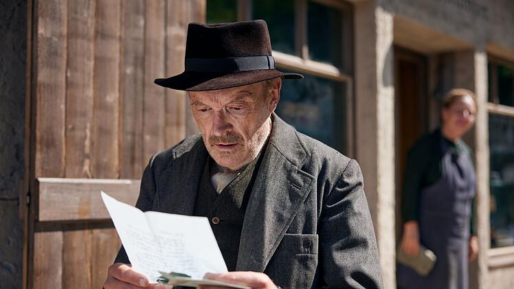 Julius Kraus (Josef Hader) ist verwitwet, sein einziger Sohn lebt schon lange in Amerika. Post von ihm erhält er selten, aber wenn, dann ist der Inhalt von großer Brisanz.