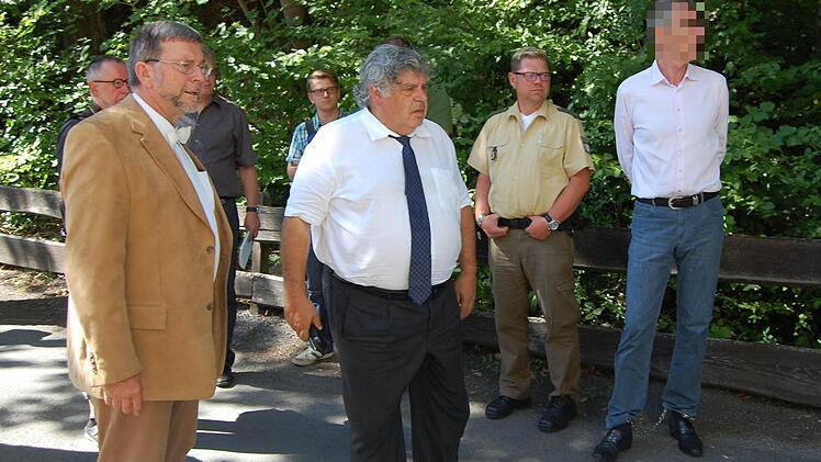 Außentermin am Alten Schützenhaus - von links: Hans-Heinrich Eidt, der Anwalt des Angeklagten, Vorsitzender Richter Gerhard Amend und der angeklagte Ulrich S. Foto: Oliver Schmidt