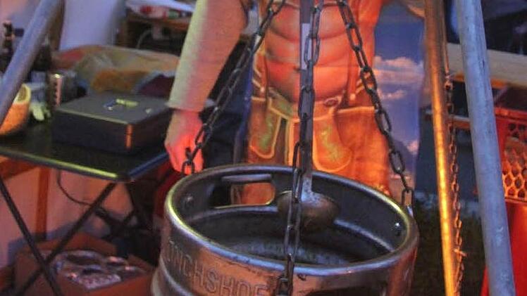 Die Gulaschsuppe aus dem Mönchshofsfass von Wilhelm Grampp wärmte von innen. Foto: Sonja Adam