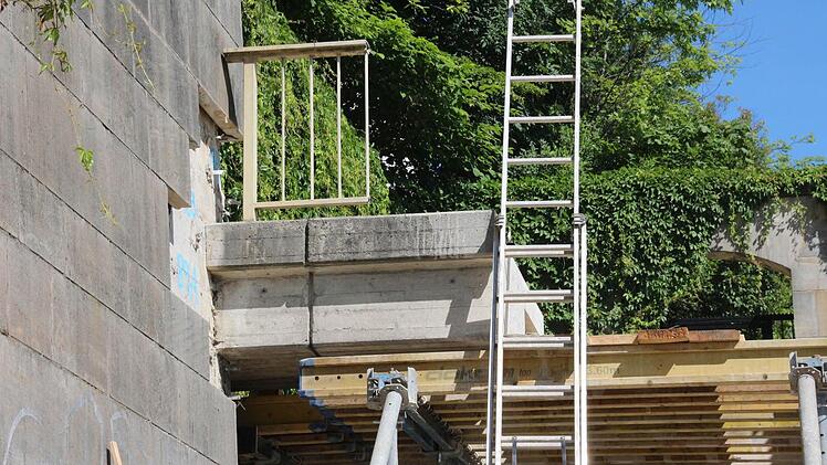 Die an der Mauer befestigten Podeste werden von Hand entfernt. Foto: Simone Bastian