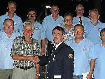 Vorsitzender Peter Schmitt (vorne, Bildmitte) bedankt sich bei Hubert Michel für 50 Jahre Treue zur Soldatenkameradschaft Kupferberg. Mit im Bild (von links) Karlheinz Mertel, Alexander Matysiak, Roland Opel, Karlheinz Hümmer, Herbert Opel, Ottmar Stocker, Kreisvorsitzender Georg Spindler, Helmut Eberhardt und stellvertretender SDK-Vorsitzender Reinhard Ströhlein. Foto: Klaus-Peter Wulf