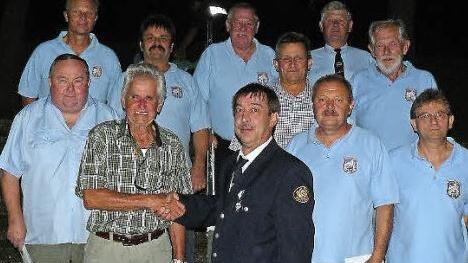 Vorsitzender Peter Schmitt (vorne, Bildmitte) bedankt sich bei Hubert Michel für 50 Jahre Treue zur Soldatenkameradschaft Kupferberg. Mit im Bild (von links) Karlheinz Mertel, Alexander Matysiak, Roland Opel, Karlheinz Hümmer, Herbert Opel, Ottmar Stocker, Kreisvorsitzender Georg Spindler, Helmut Eberhardt und stellvertretender SDK-Vorsitzender Reinhard Ströhlein. Foto: Klaus-Peter Wulf