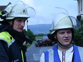 Thomas Glas (r.) und ein Kollege bei einem Unfall vor Ort Foto: Feuerwehr Pretzfeld