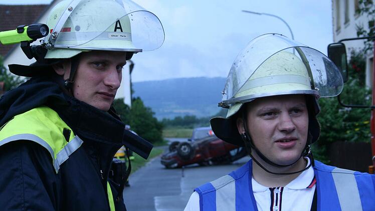 Thomas Glas (r.) und ein Kollege bei einem Unfall vor Ort Foto: Feuerwehr Pretzfeld