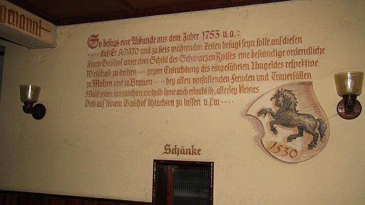 Die Inschriften auf den Wänden erinnern an die Hochzeiten des Gasthauses "Schwarzes Roß". Foto: Sonja Adam