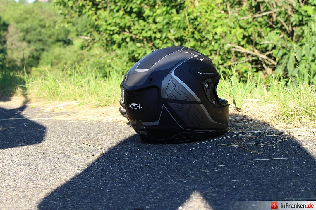 Motorrad kollidiert mit Traktor - Biker schwerst verletzt