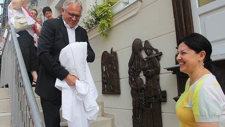 Für sie war es ein Freudentag: Der Besitzer der Kronacher Stadthotels und die zweite Bürgermeisterin Angela Hofmann enthüllte die Bronzetafeln. Foto: Veronika Schadeck
