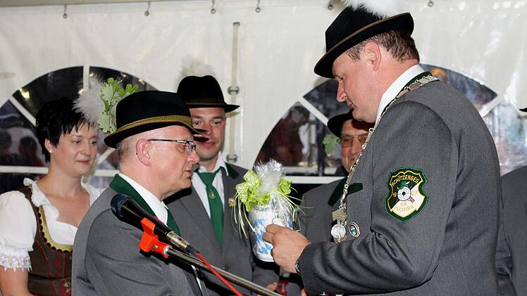Jugendleiter Daniel Daum (rechts) ist der neue Tschirner Schützenkönig.  Foto: Michael Wunder