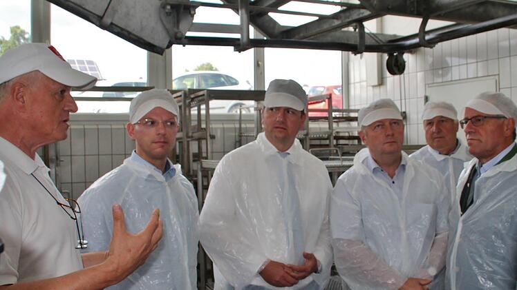 Inhaber Richard Kleinhenz stellt v.l. Dietmar Kirchner, MdL Sandro Kirchner, Landrat Thomas Bold und MdL Johannes Hintersberger seine Landmetzgerei vor. Foto: Werner Vogel