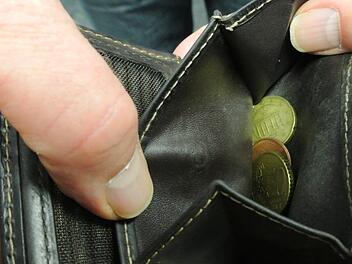 Kein Geld mehr im Geldbeutel und auf dem Konto? Über Geld sollte man in der Familie schon früh reden - auch mit den Kindern. Denn Geld muss man sich einteilen.Brigitte Krause