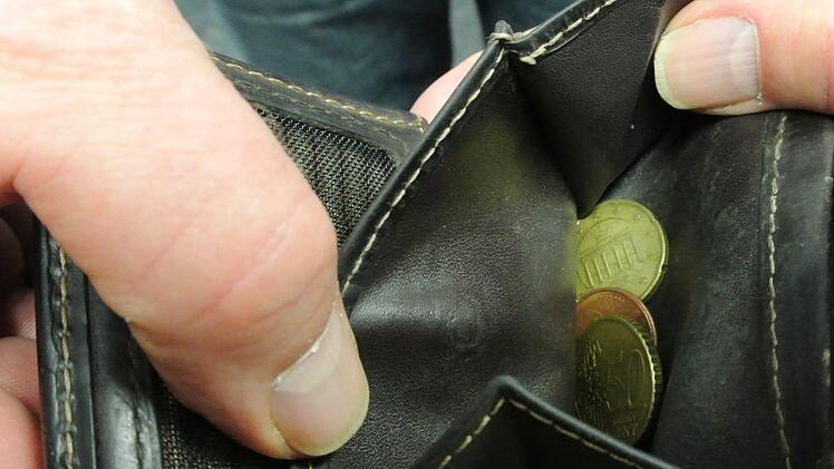 Kein Geld mehr im Geldbeutel und auf dem Konto? Über Geld sollte man in der Familie schon früh reden - auch mit den Kindern. Denn Geld muss man sich einteilen.Brigitte Krause