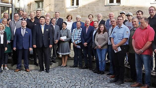 Die VR Bank Oberfranken Mitte spendete 10 500 Euro an 28 Spendenempfänger. Die Spendenübergabe erfolgte am Dienstag in der Steinmühle der Bank. Foto: Heike Schülein