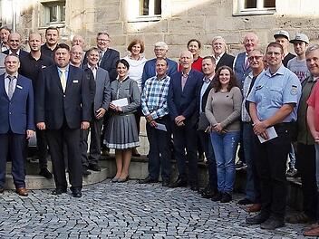 Die VR Bank Oberfranken Mitte spendete 10 500 Euro an 28 Spendenempfänger. Die Spendenübergabe erfolgte am Dienstag in der Steinmühle der Bank. Foto: Heike Schülein