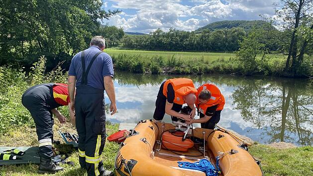 Das Rettungsboot muss vor jedem Einsatz repariert werden.