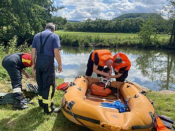 Das Rettungsboot muss vor jedem Einsatz repariert werden.