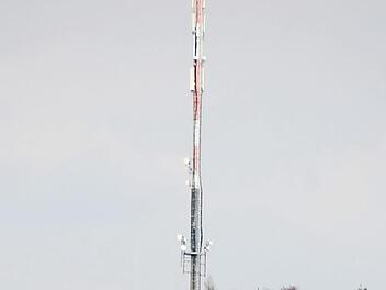 Der Sendemast oberhalb von Etzelskirchen ist umstritten.