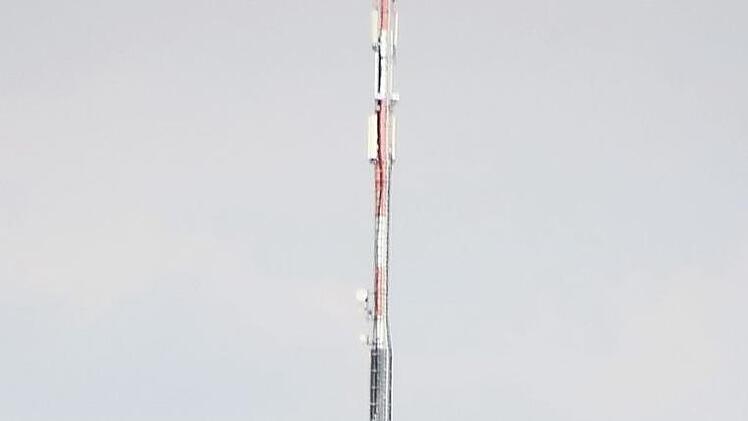 Der Sendemast oberhalb von Etzelskirchen ist umstritten.