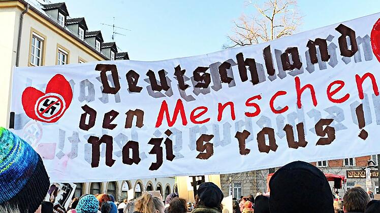 In Anspielung auf einen bekanntgewordenen Deportationsplan der Neonazis haben die Demonstranten stattdessen: „Neonazis raus!“ gefordert.