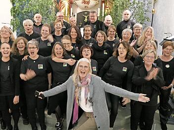 Der Chor „Coloured Black“ singt in der Teufelshöhle.