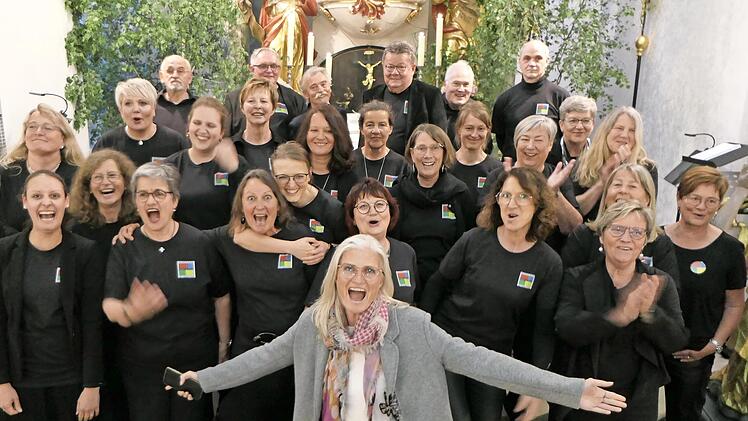 Der Chor „Coloured Black“ singt in der Teufelshöhle.