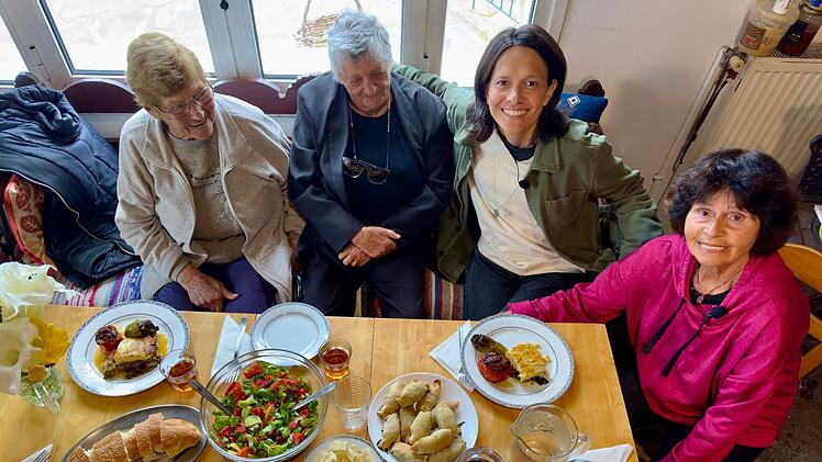 Auf Ikaria leben ungew&ouml;hnlich viele hochbetagte Menschen. Deren Geheimnis, so erf&auml;hrt Merle (zweite von rechts) in der Doku  "liegt in der Gastfreundschaft der Menschen und ihrer nat&uuml;rlichen Ern&auml;hrung."