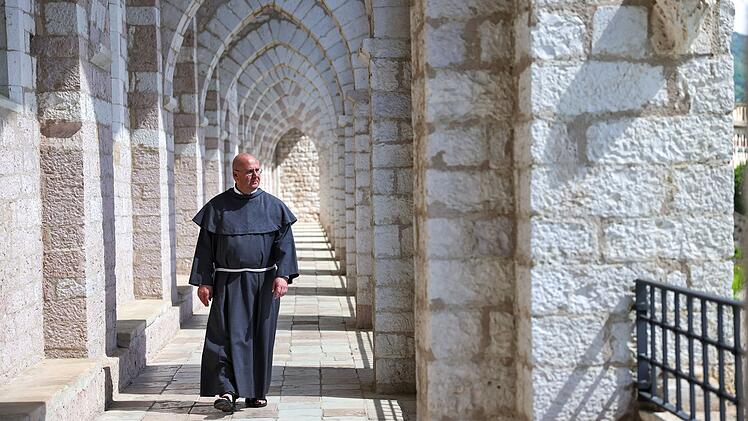 Der Franziskanerbruder Thomas Freidel f&uuml;hrt durch das ber&uuml;hmte Kloster Sacro Convento in Assisi.
