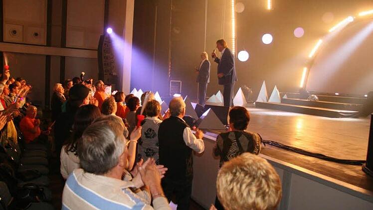 Bei der Zugabe stürmten die Amigos-Fans nach vorne, um ihren Stars ganz nah zu sein. Foto: Sonny Adam