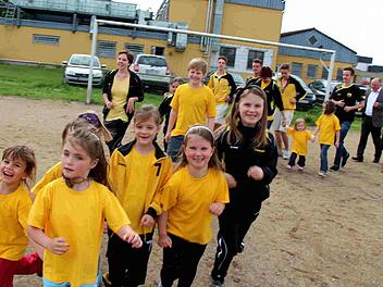 Alt und Jung läuft sich schon warm für das große Festwochenende des SC Adelsdorf - natürlich auch Vereinsvorsitzender Lorenz Galster und Schirmherr Stefan Müller (MdB/CSU).Fotos: Johanna Blum