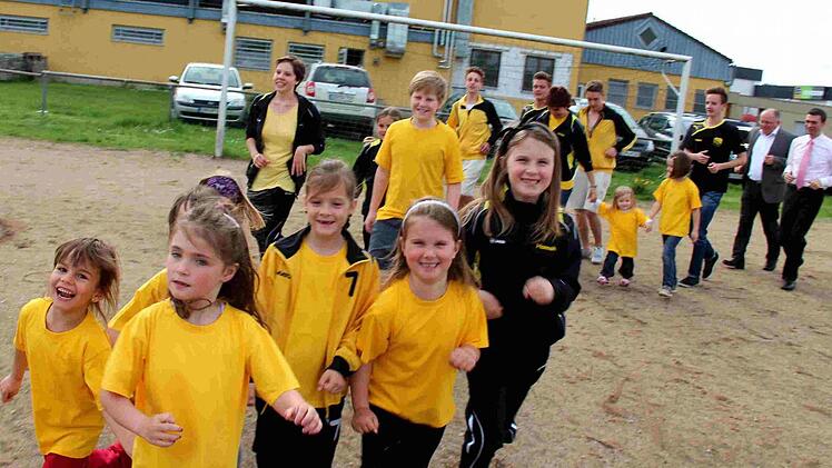 Alt und Jung läuft sich schon warm für das große Festwochenende des SC Adelsdorf - natürlich auch Vereinsvorsitzender Lorenz Galster und Schirmherr Stefan Müller (MdB/CSU).Fotos: Johanna Blum