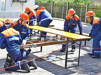 Fingerspitzengefühl: Viel Geschicklichkeit war bei den Wettbewerben des Jugendfeuerwehr-Wettkampfes gefragt. Etwa beim Transport von Wasserbechern auf einer Leiter durch Hindernisse. Fotos: Dieter Radziej