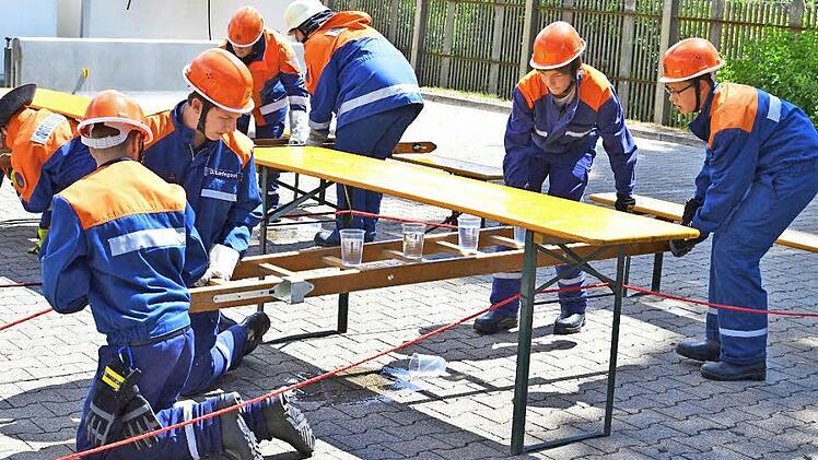 Fingerspitzengefühl: Viel Geschicklichkeit war bei den Wettbewerben des Jugendfeuerwehr-Wettkampfes gefragt. Etwa beim Transport von Wasserbechern auf einer Leiter durch Hindernisse. Fotos: Dieter Radziej