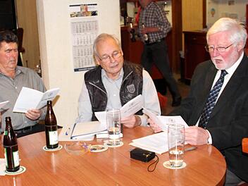 Das Singen ist dem Geschäftsführenden Vorstand um Wolfgang König (r.) trotz der bevorstehenden Vereinsauflösung der Fidelia noch nicht vergangen. Foto: Johanna Blum