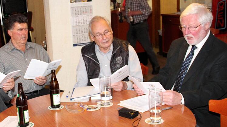 Das Singen ist dem Geschäftsführenden Vorstand um Wolfgang König (r.) trotz der bevorstehenden Vereinsauflösung der Fidelia noch nicht vergangen. Foto: Johanna Blum